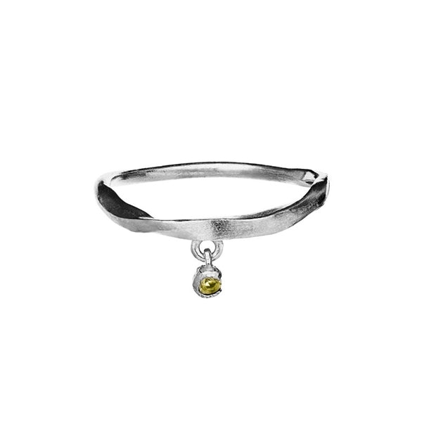 Signe ring i genanvendt sølv med grøn peridot fra Maanesten New Horizons kollektion.